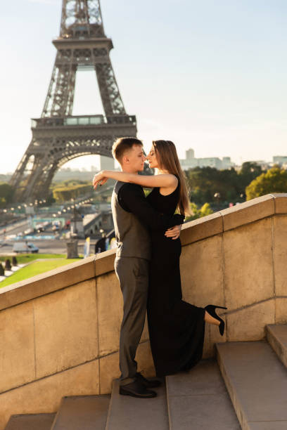 romantischer heiratsantrag in paris in der nähe des eiffelturms. flitterwochen, datum in frankreich. paar verliebt - paris france eiffel tower love kissing stock-fotos und bilder