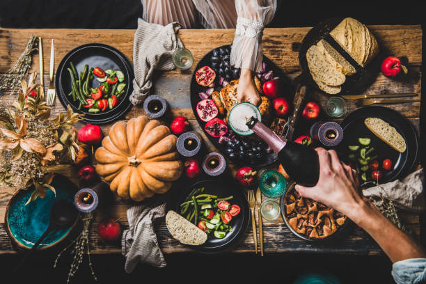 感謝祭のテーブルでグラスにシャンパンを注ぐ男のフラットレイ - thanksgiving table setting autumn ストックフォトと画像