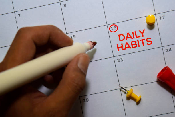 白いカレンダーの背景に毎日の習慣のテキスト。リマインダーまたはスケジュールの概念 - dieting planning calendar event ストックフォトと画像