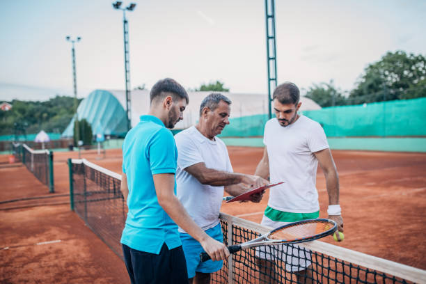 trener nauczania lekcji tenisa dla mężczyzn - tennis active seniors healthy lifestyle senior men zdjęcia i obrazy z banku zdjęć