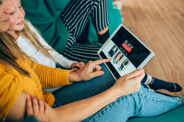 istock Family shopping on Black Friday 1185193215