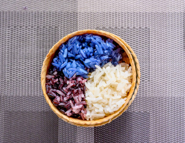 bezpośrednio powyżej widoku kolorowego ryżu na parze - brown rice rice heap brown zdjęcia i obrazy z banku zdjęć
