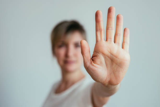 verteidigungs- oder stoppgeste: weibliche hand mit stoppgeste - anti sex stock-fotos und bilder