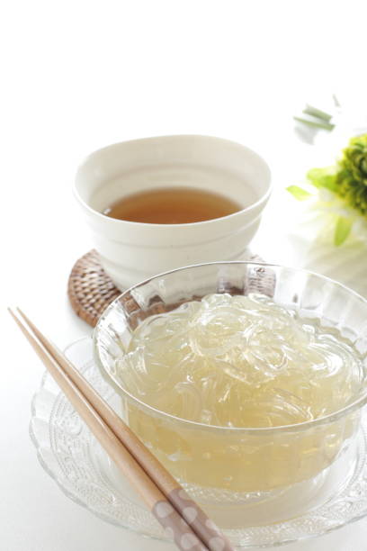 nourriture japonaise, gelée d'agar avec la nourriture japonaise de vinaigre, gelée d'agar avec la nourriture japonaise de vinaigre, gelée d'agar avec le vinaigre - agar jelly photos et images de collection