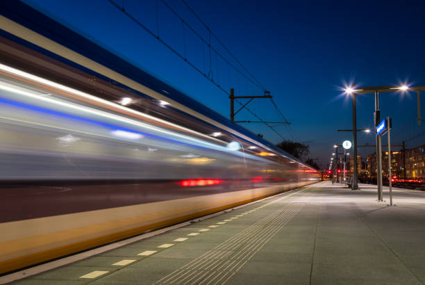 versnellen trein - trein nederland stockfoto's en -beelden