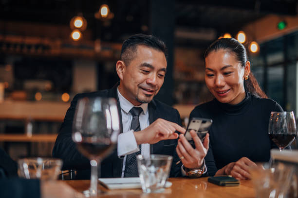 istock Business people sitting in restaurant 1185211517