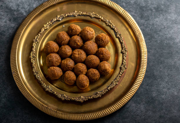 cocco fatto in casa laddoo / sweet laddu a base di cocco e jaggery - 7096 foto e immagini stock