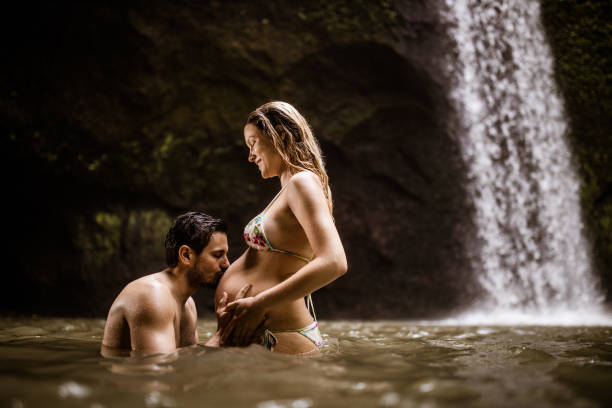 istock Kiss for my expecting child! 1185215084