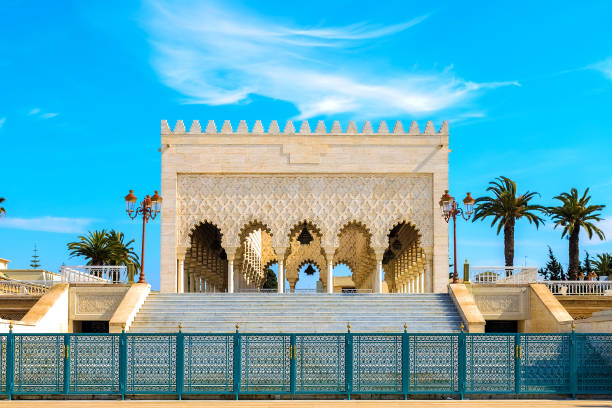 beskåda av den snow-white mausoleumen av mohammed v mot den blå skyen. rabat, marocko - rabat marocko bildbanksfoton och bilder