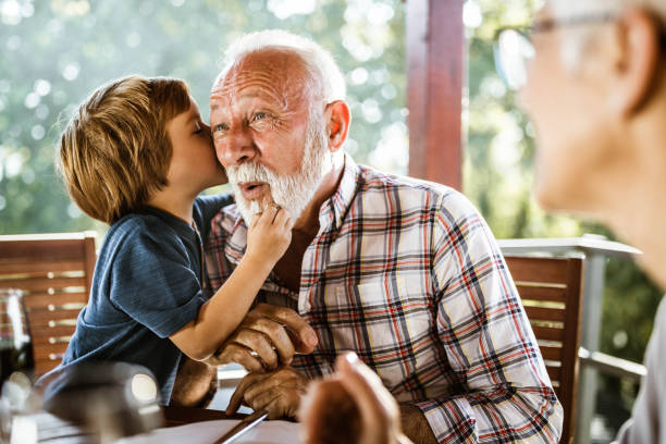 ¡te susurraré algo abuelo! - whispering grandparent child grandfather fotografías e imágenes de stock