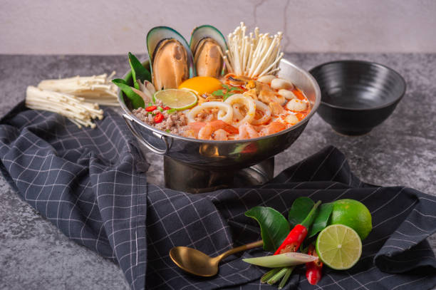 tom yum kung. comida tailandesa mariscos hot pot. comida de estilo tailandés tradicional. - tom tom yum meal soup fotografías e imágenes de stock