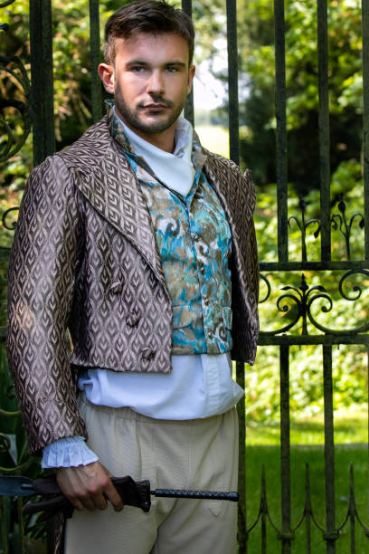 portret przystojnego dżentelmena ubranego w kostium vintage stojący na okazałym domowym dziedzińcu z balustradami w tle - period costume obrazy zdjęcia i obrazy z banku zdjęć