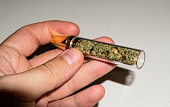 cannabis-raucher-accessoires-glaspfeife-zum-rauchen-von-marihuana-makro-foto.jpg?b=1&s=170x170&k=20&c=RP8kyhuMQvn0A2l8M4kGLi4asF0fbWbrAhm7fKe3mPQ=