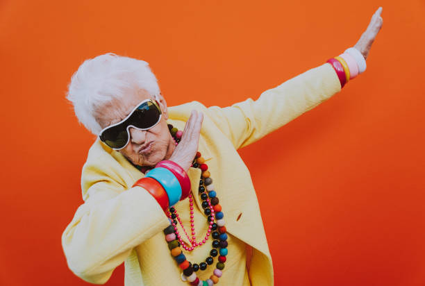 divertidos retratos de abuelas. anciana mayor vistiéndose elegante para un evento especial. abuela modelo de moda en fondos de colores - músico de rock fotografías e imágenes de stock