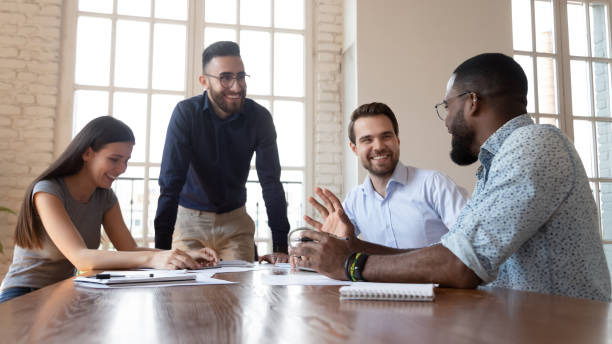 fröhliche multiracial geschäftspartner mit spaß in der pause. - storytelling stock-fotos und bilder