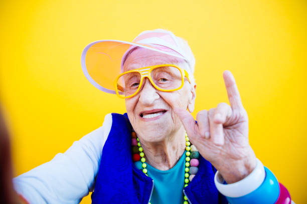 divertenti ritratti della nonna. outfit in stile anni '80. trapstar scattando un selfie su sfondi colorati. concetto di anzianità e anziani - 1980s style image created 1980s 80 plus years music foto e immagini stock