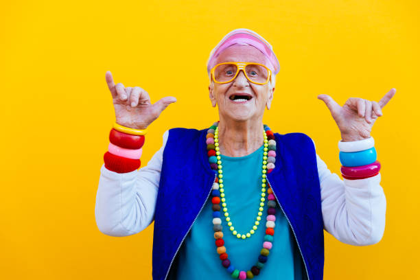 portraits drôles de grand-mère. tenue de style années 80. trapstar prenant un selfie sur des fonds colorés. concept sur l'ancienneté et les personnes âgées - grandmother women one person senior adult photos et images de collection