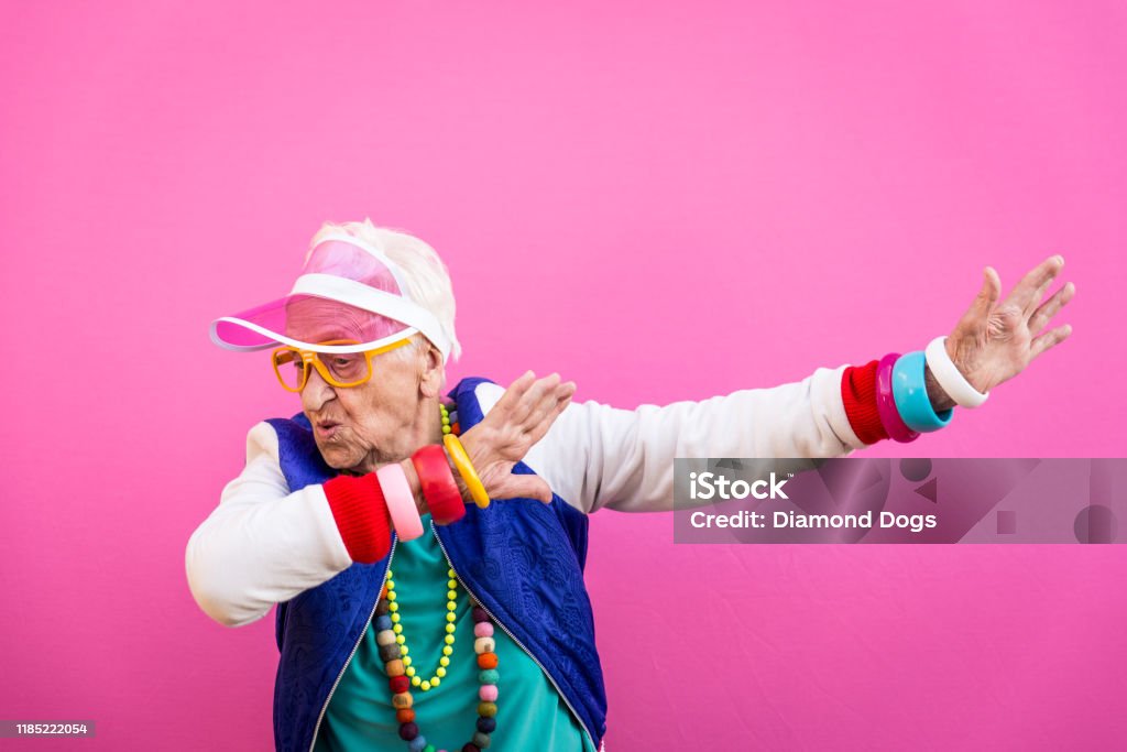 Lustige Großmutterporträts. Outfit im Stil der 80er Jahre. Trapstar macht ein Selfie auf farbigen Hintergründen. Konzept über Seniorität und alte Menschen - Lizenzfrei Alter Erwachsener Stock-Foto