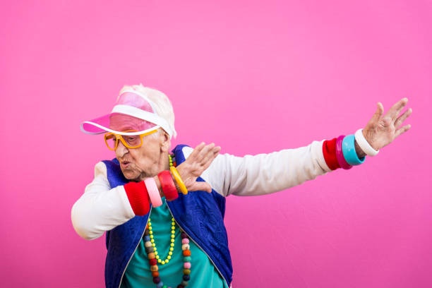 lustige großmutterporträts. outfit im stil der 80er jahre. trapstar macht ein selfie auf farbigen hintergründen. konzept über seniorität und alte menschen - alterungsprozess fotos stock-fotos und bilder