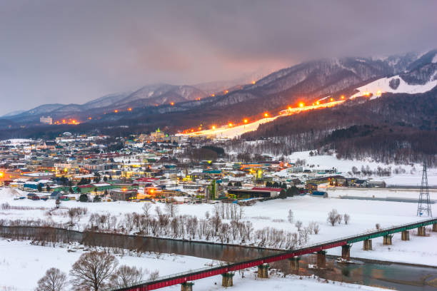 furano, hokkaido, japan stadt skyline im winter - biei stadt stock-fotos und bilder