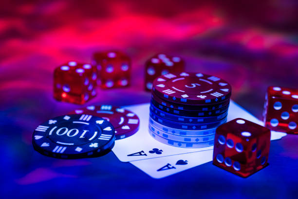 foto abstracta del casino. juego de póquer sobre fondo rojo.  tema del juego. - poker cards royal flush leisure games fotografías e imágenes de stock
