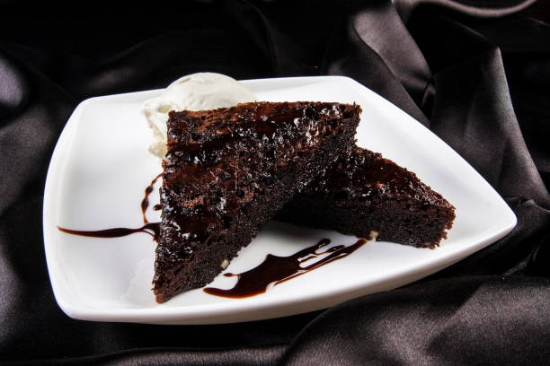 schokoladen-brownie-kuchen mit vanilleeis - fat layer stock-fotos und bilder
