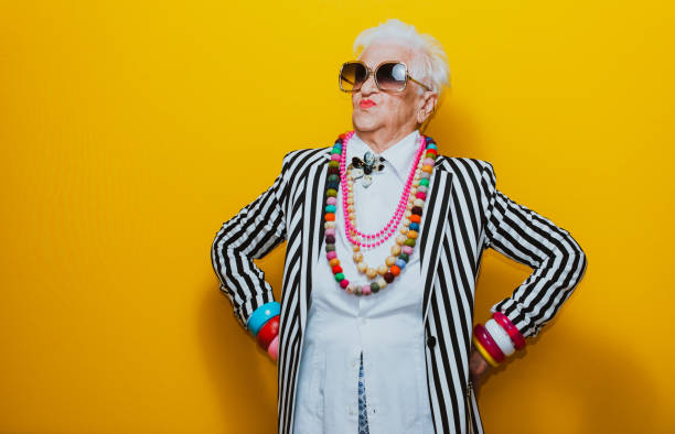 portraits drôles de grand-mère. vieille femme aînée s'habillant élégant pour un événement spécial. modèle de mode de grand-mère sur les fonds colorés - 99 photos et images de collection