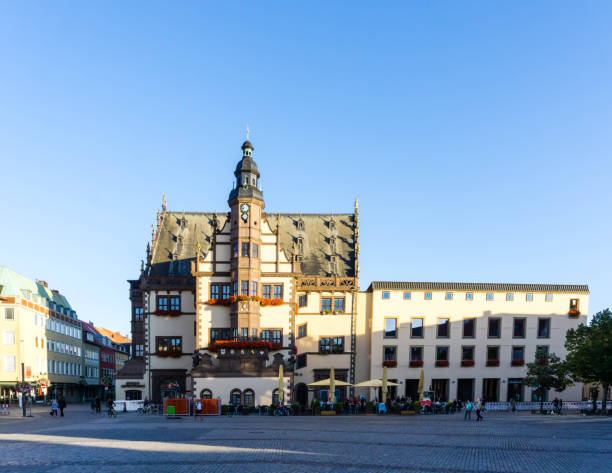 municipio e piazza del mercato con fontana a schweinfurt. baviera. germania - schweinfurth foto e immagini stock