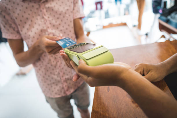 close up of customer inserting credit card - cash register register wealth checkout counter imagens e fotografias de stock