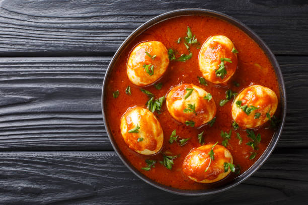 南インドスタイルの卵カレーのレシピは、プレートにクローズアップ。水平上図 - tomato curry ストックフォトと画像