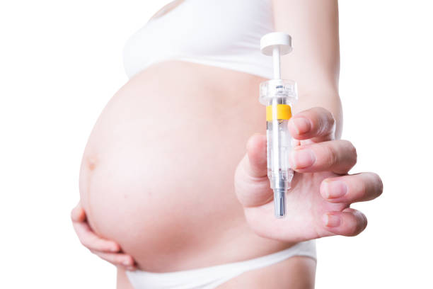 mujer embarazada inyecta anticoagulantes en su estómago - diabetes insulin human fertility injecting fotografías e imágenes de stock