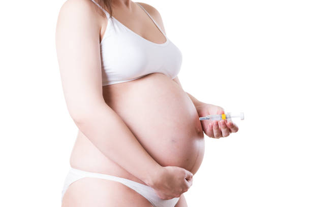 mujer embarazada inyecta anticoagulantes en su estómago - diabetes insulin human fertility injecting fotografías e imágenes de stock
