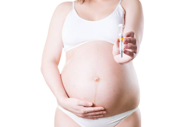 a mulher gravida injeta anticoagulantes em seu estômago - diabetes insulin human fertility injecting - fotografias e filmes do acervo