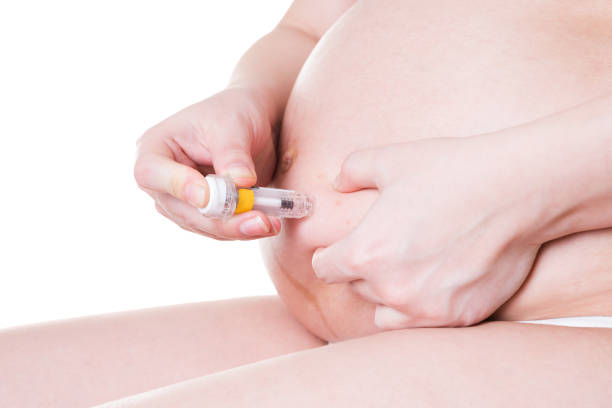 mujer embarazada inyecta anticoagulantes en su estómago - diabetes insulin human fertility injecting fotografías e imágenes de stock