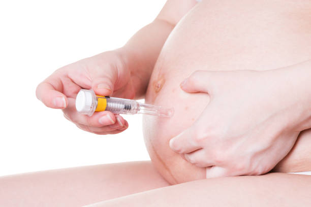 mujer embarazada inyecta anticoagulantes en su estómago - diabetes insulin human fertility injecting fotografías e imágenes de stock