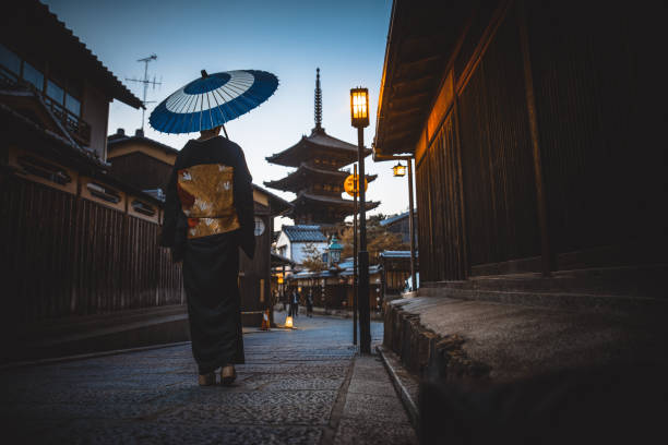 村を歩く美しい日本人先輩女性。典型的な日本の伝統的なライフスタイル - 京都市 ストックフォトと画像
