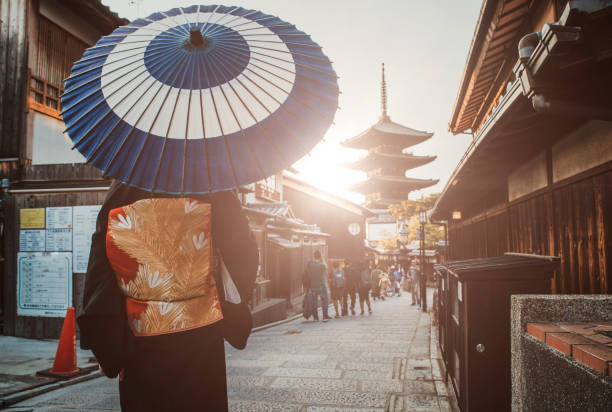 mulher sênior japonesa bonita que anda na vila. estilo de vida tradicional japonês típico - quimono - fotografias e filmes do acervo