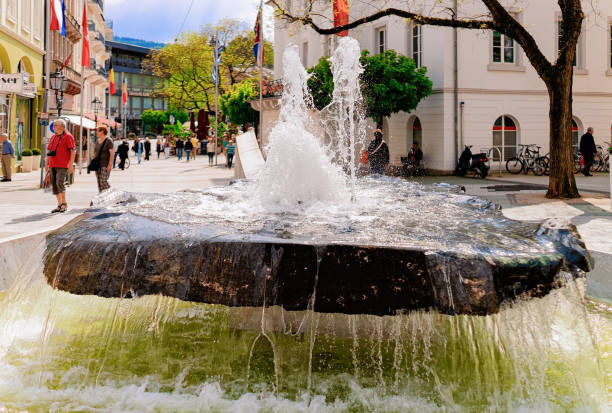 fontana gonneranlage kurpark città vecchia baden baden germania - baden baden green street fountain foto e immagini stock