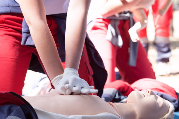 CPR - Cardiopulmonary resuscitation and first aid class Paramedic demonstrates CPR on a dummy rescue services occupation stock pictures, royalty-free photos & images