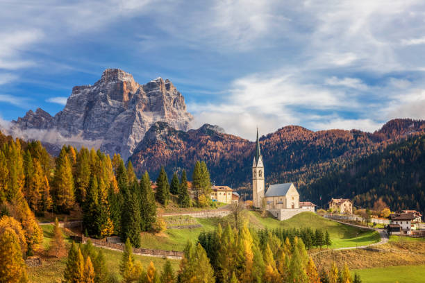 kirche von selva di cadore und monte pelmo peak - cortina dampezzo stock-fotos und bilder