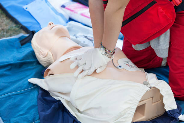curso de primeros auxilios y reanimación cardiopulmonar utilizando un dispositivo de desfibrilador externo automatizado - aed - cpr first aid paramedic rescue fotografías e imágenes de stock
