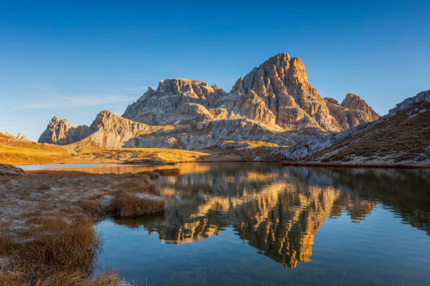 lagos dos planos em três picos de lavaredo com crodon de san candido, dolomites, italy - alpenglow sunrise sun scenics - fotografias e filmes do acervo