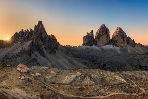 tre cime di lavaredo at sunrise - tirol season rock mountain peak foto e immagini stock