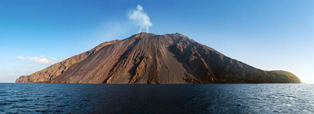 stromboli vulcano wybucha na "sciara del fuoco" północno-zachodniej stronie, dzień strzał, błękitne niebo tło, panoramiczne strzał, wyspy eolians, sycylia, włochy - lipari island zdjęcia i obrazy z banku zdjęć