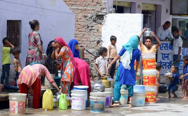 les gens recueillent l'eau potable - water crisis photos et images de collection