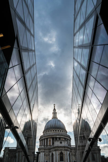 собор святого павла отражается на стеклянном офисном здании в лондоне - st pauls cathedral travel destinations reflection london england стоковые фото и изображения