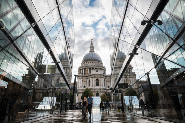 katedra świętego pawła i refleksja w londynie - st pauls cathedral travel destinations reflection london england zdjęcia i obrazy z banku zdjęć