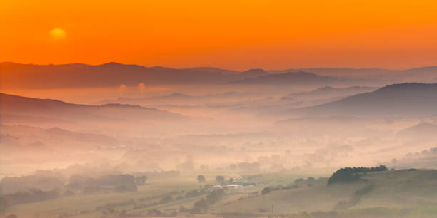 toscana arancione nebbia paesaggio paesaggio - tuscany italy sunrise rural scene foto e immagini stock