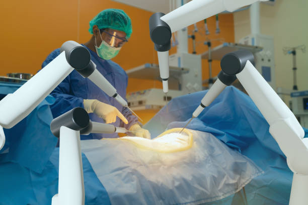 concetto di assistenza sanitaria medica intelligente, l'uso della macchina robotica chirurgica consente ai medici di eseguire molti tipi di procedure complesse con maggiore precisione, flessibilità e controllo di quanto sia possibile - chirurgia robotica foto e immagini stock