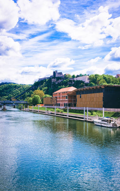 река дубс и цитадель безанкона в бургоне - doubs river стоковые фото и изображения